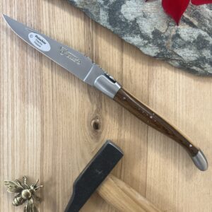 Couteau pliant Laguiole en Aubrac 12 cm, manche en pistachier, abeille forgée et deux mitres inox
