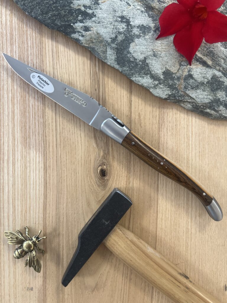 Couteau pliant Laguiole en Aubrac 12 cm, manche en pistachier, abeille forgée et deux mitres inox