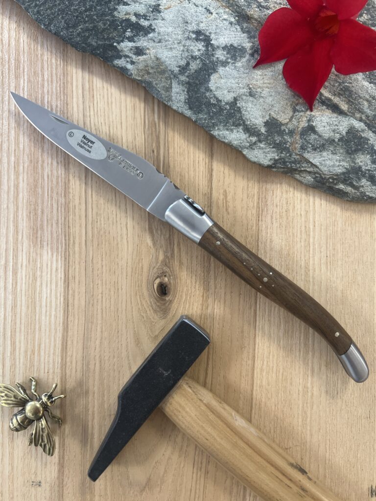 Couteau pliant Laguiole en Aubrac 12 cm, manche en noyer, abeille forgée et deux mitres inox