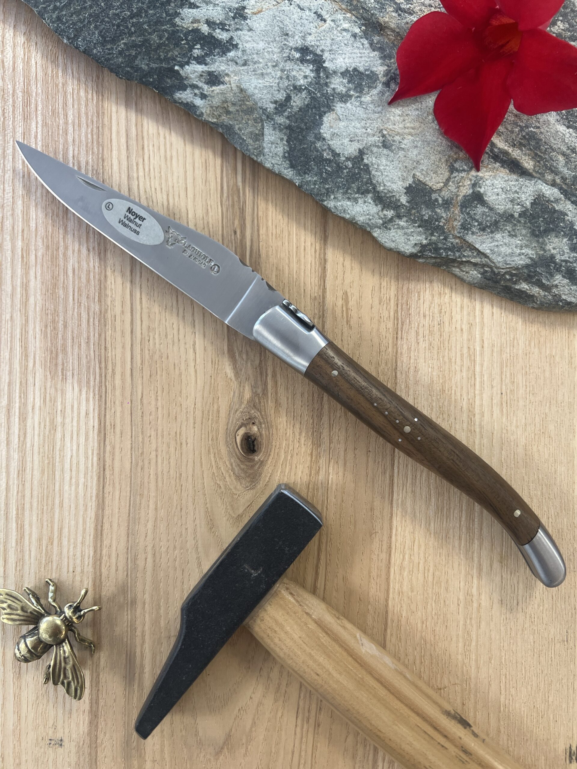 Couteau pliant Laguiole en Aubrac 12 cm, manche en noyer, abeille forgée et deux mitres inox