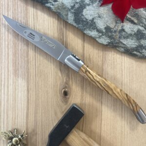 Couteau pliant Laguiole en Aubrac 12 cm, manche en olivier, abeille forgée et deux mitres inox