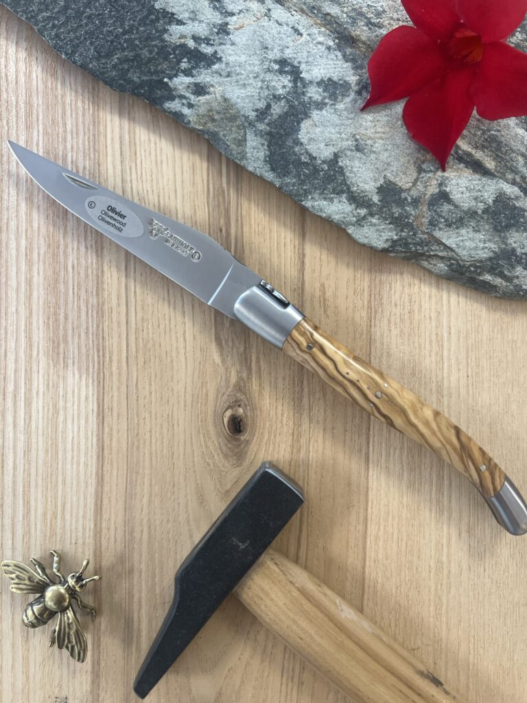Couteau pliant Laguiole en Aubrac 12 cm, manche en olivier, abeille forgée et deux mitres inox