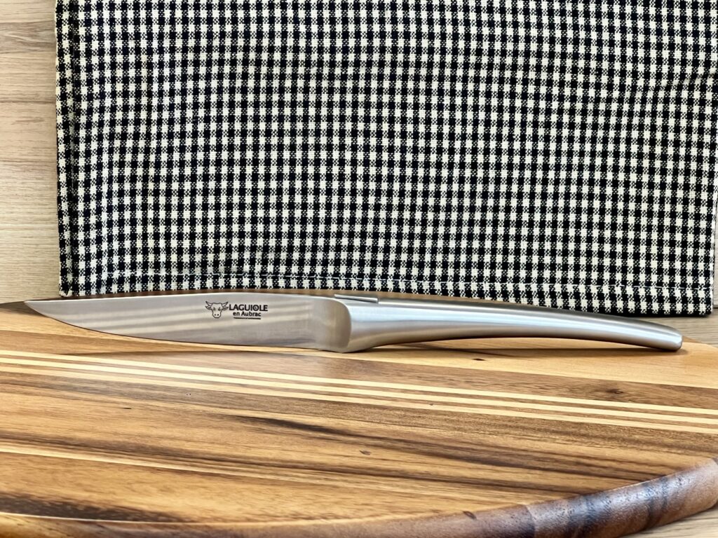 1 Couteau de table Laguiole en Aubrac monobloc, tout inox, brossé